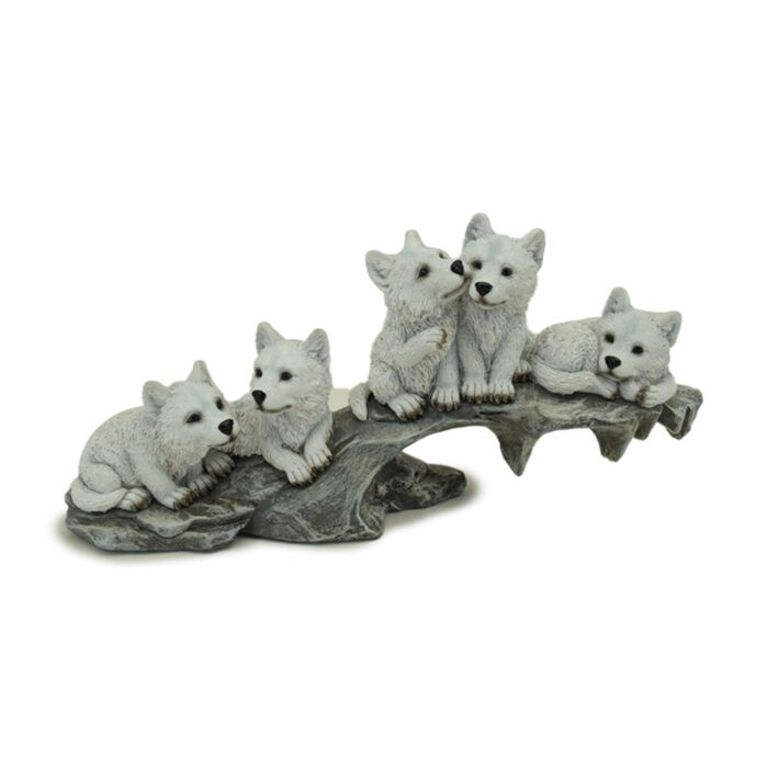 Filhotes de lobo brincando no rochedo