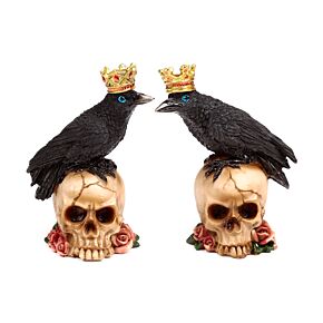Corvo com coroa, de pé sobre uma caveira com rosas