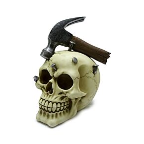 Caveira com martelo e pregos