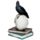Corvo em pé sobre o crânio e ornamento de livros