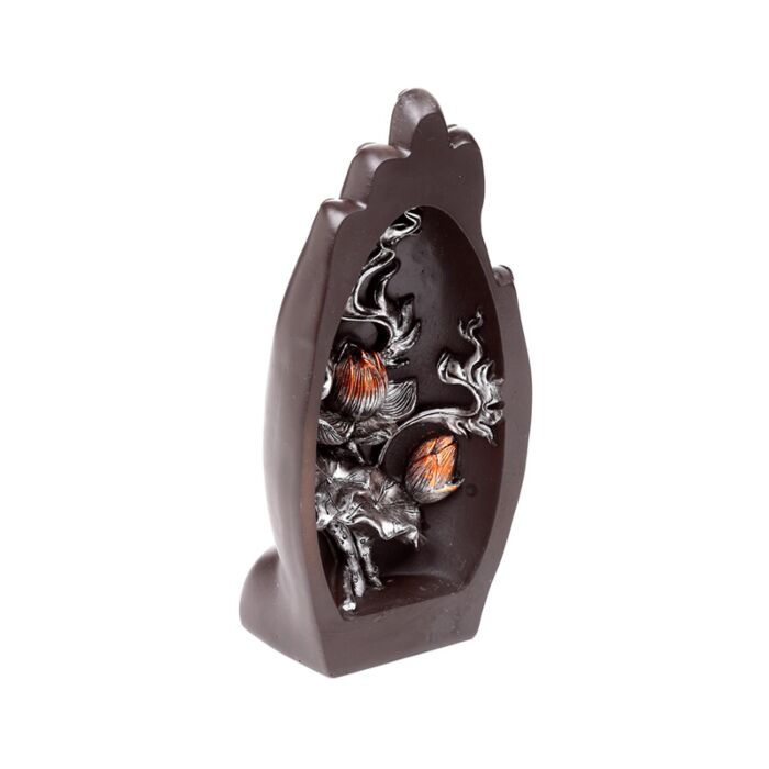 Lótus em prata e preto esculpido numa mão