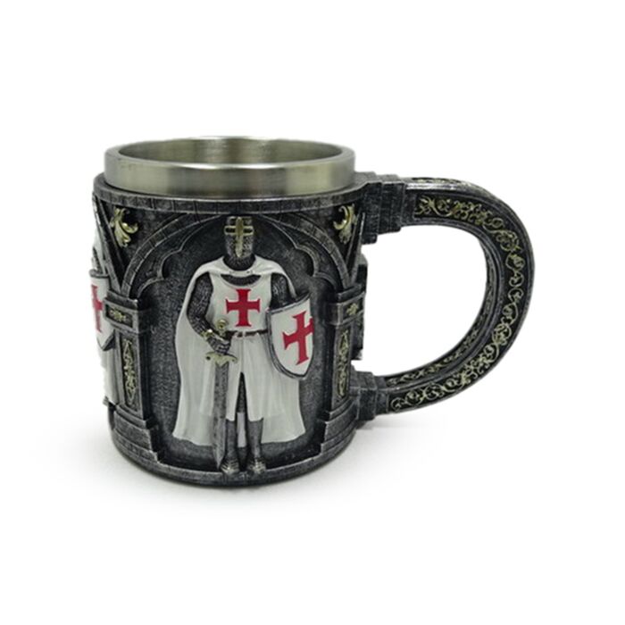 Caneca decorativa medieval com cavaleiro com espada e escudo