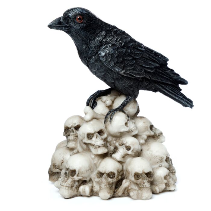 Ornamento Corvo de pé sobre pilha de crânios