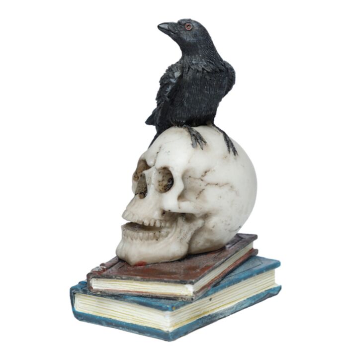 Corvo em pé sobre o crânio e ornamento de livros