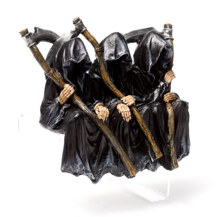O ceifeiro da morte sentado num banco