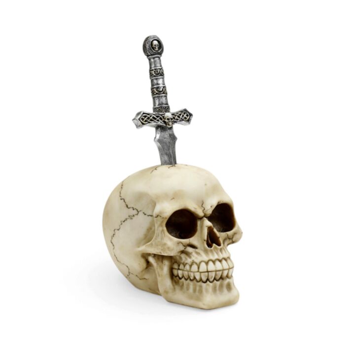  Caveira com espada de metal na cabeça como adorno