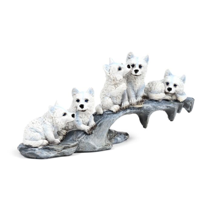 Filhotes de lobo brincando no rochedo