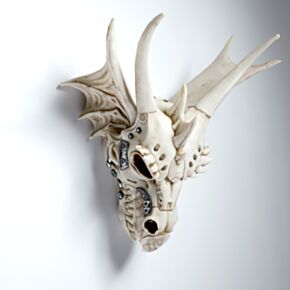 Caveira de Dragão Decorativa com detalhes metálicos