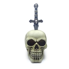  Caveira com espada de metal na cabeça como adorno